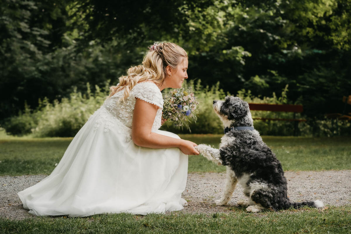 Braut mit Hund im Garten