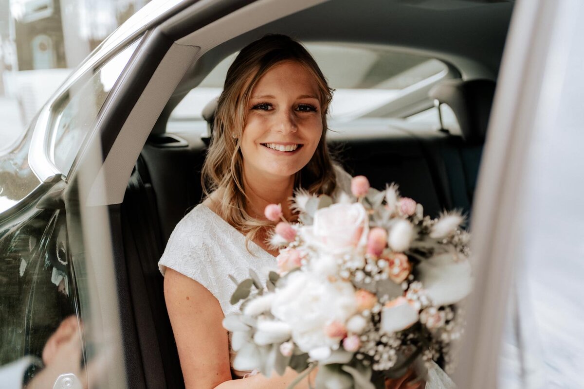 Braut im Hochzeitsauto in Ranstadt