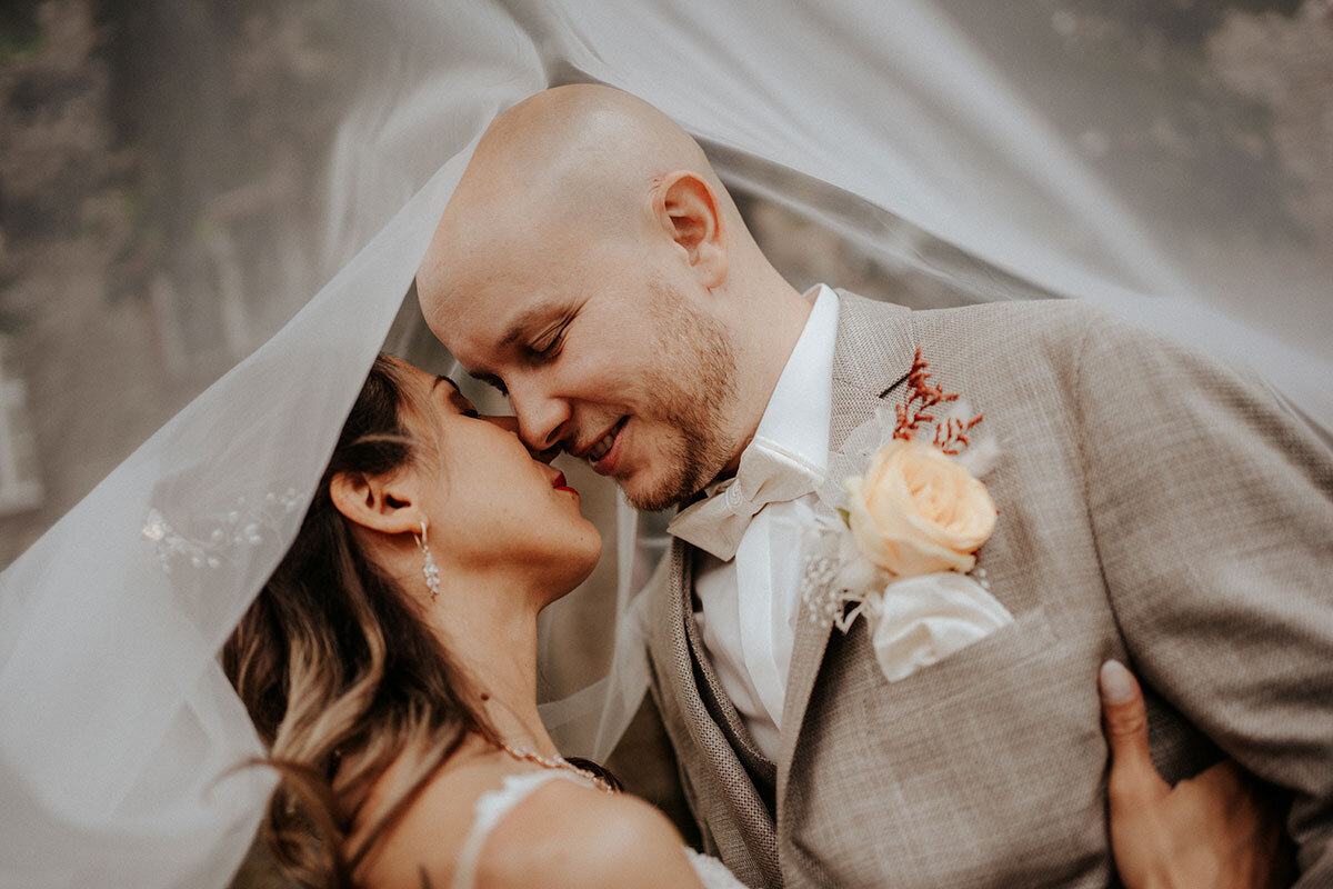 Brautpaar unter dem Schleier bei einer Hochzeit in Wetzlar