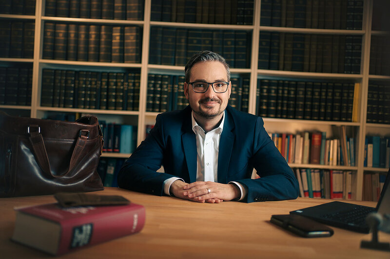 Businessporträt eines Steuerberaters am Schreibtisch